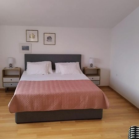 Apartment Mare Vrsi Buitenkant foto